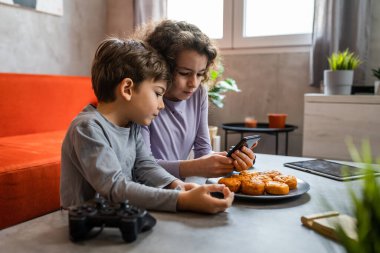 Kardeşler, kız ve erkek kardeşler ya da kız kardeşler ya da evde cep telefonu akıllı telefonları kullanarak video izlemek, arama yapmak ya da oyun oynamak gerçek aile kavramını kopyalamak.