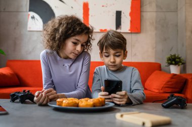 Kardeşler, kız ve erkek kardeşler ya da kız kardeşler ya da evde cep telefonu akıllı telefonları kullanarak video izlemek, arama yapmak ya da oyun oynamak gerçek aile kavramını kopyalamak.