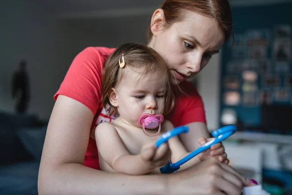 One Woman Female Caucasian Mother Playing Her Child Daughter Home — Stock Photo, Image