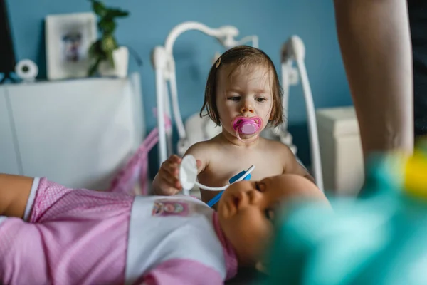 One Girl Toddler Caucasian Playing Her Baby Doll Doctor Medical — Stock Photo, Image