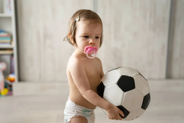 Одна Девочка Ребенок Кавказский Ребенок Держа Футбольный Мяч Помещении Дома — стоковое фото
