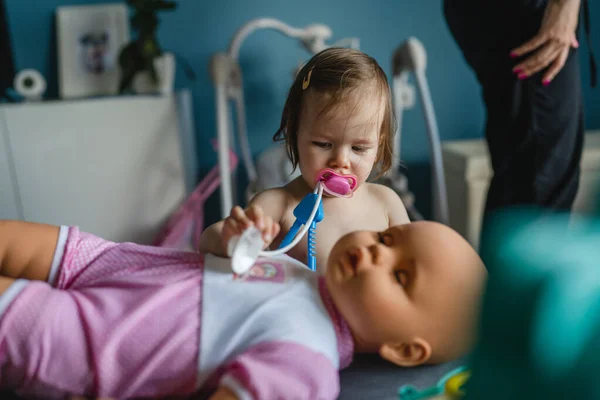 Una Niña Pequeña Caucásica Jugando Con Muñeca Médico Con Conjunto —  Fotos de Stock