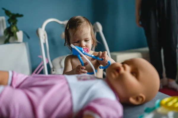 One Girl Toddler Caucasian Playing Her Baby Doll Doctor Medical — Stock Photo, Image