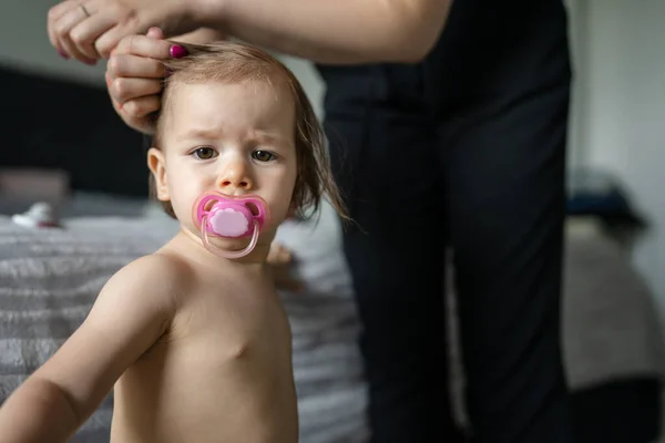 Eine Kaukasische Mutter Macht Ihrem Kleinkind Eine Frisur — Stockfoto