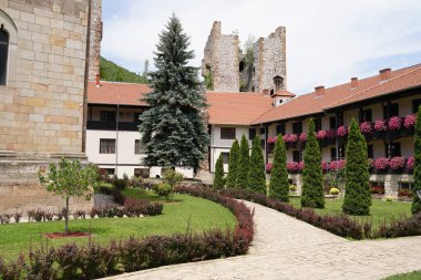 28 Haziran 2022, Sırbistan 'ın Manastır Manastırı: Konak' lı manastır kompleksinin bahçesi