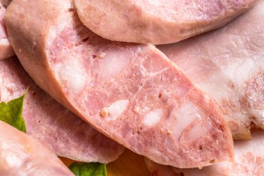 Sosis dolu dilimler taze lezzetli domuz sosisleri üst görünüm makro.