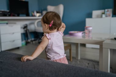 Küçük bir kızın arka plan görüntüsü. Beyaz çocuk ayakta ya da yarım boy fotokopi odasında yürüyor.