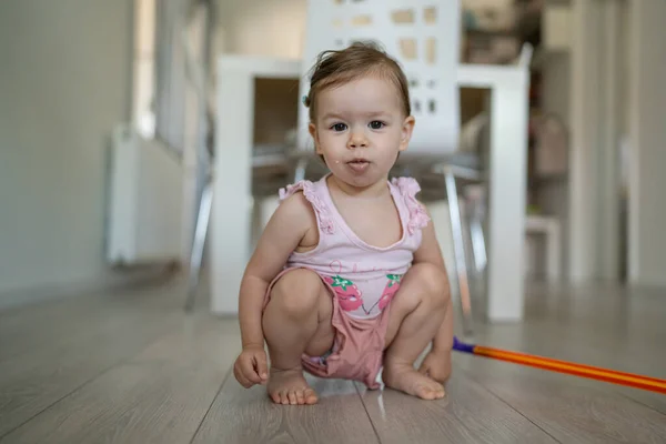 One Child Squatting Messy Mouth Home Living Room Early Development — Stock Photo, Image