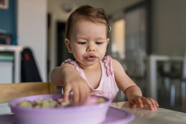 Uma Criança Pequena Criança Branca Bebê Feminino Comendo Mesa Sozinho — Fotografia de Stock