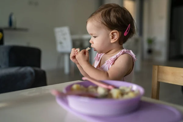Uma Criança Pequena Criança Branca Bebê Feminino Comendo Mesa Sozinho — Fotografia de Stock