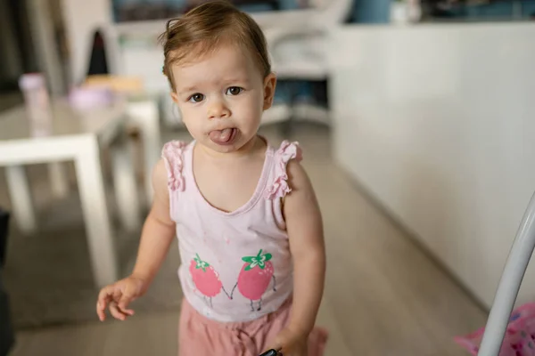 Una Chica Cerca Feliz Niño Caucásico Juguetón Que Divierte Jugando —  Fotos de Stock