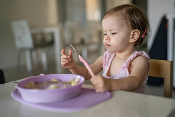 Een Kind Kleine Kaukasische Peuter Vrouwelijke Baby Gebruik Lepel Eten — Stockfoto