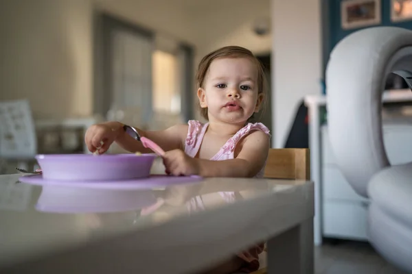 Een Kind Kleine Kaukasische Peuter Vrouwelijke Baby Eten Aan Tafel — Stockfoto