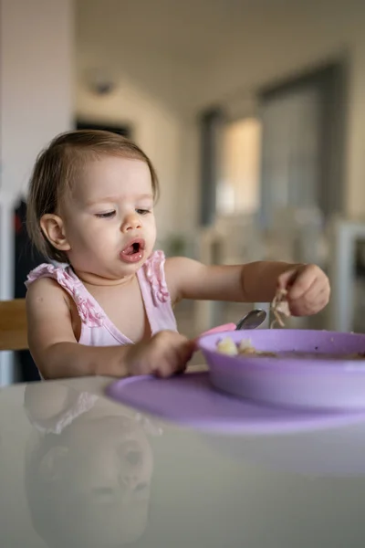Een Kind Kleine Kaukasische Peuter Vrouwelijke Baby Eten Aan Tafel — Stockfoto