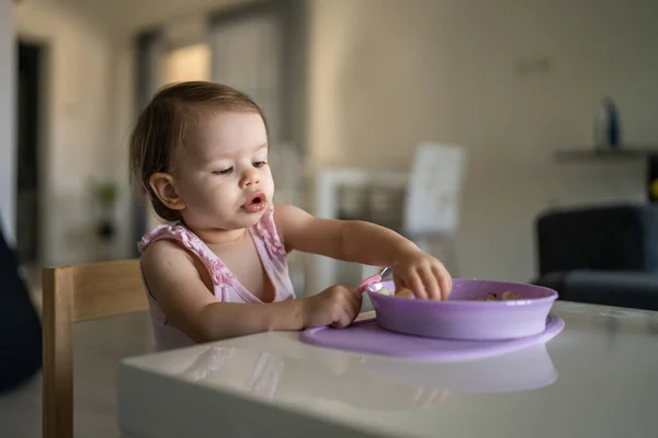 Ein Kind Kleine Kaukasische Kleinkind Weibliche Baby Essen Tisch Allein — Stockfoto