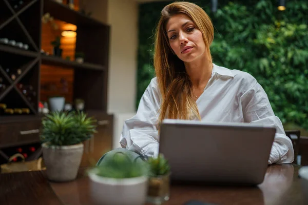 Una Mujer Caucásica Mujer Negocios Con Pelo Largo Sentado Trabajando — Foto de Stock