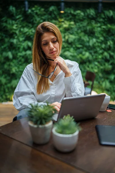 One Female Caucasian Business Woman Long Hair Sitting Working Computer — ストック写真