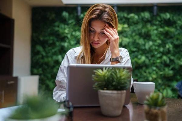 Una Mujer Caucásica Mujer Negocios Con Pelo Largo Que Trabaja — Foto de Stock