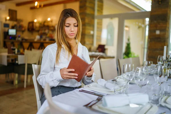 Una Mujer Joven Adulta Caucásica Camisa Blanca Mirando Menú Restaurante — Foto de Stock
