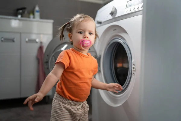 Una Niña Pequeño Niño Caucásico Hija Pie Lavadora Inodoro Apertura — Foto de Stock