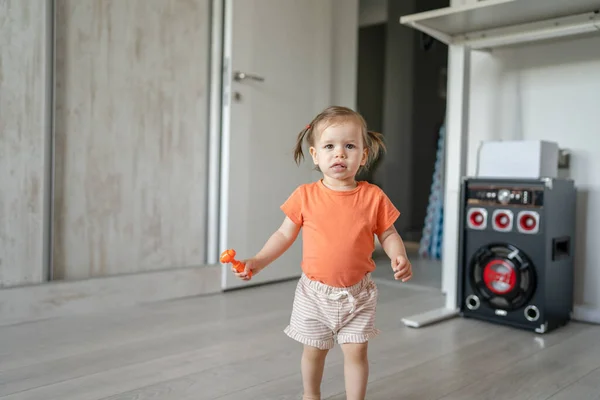 One Girl Front View Portrait Beautiful Small Caucasian Toddler Walking — Stock Photo, Image