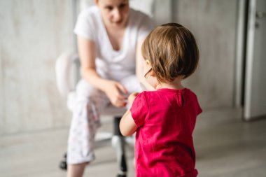 Kafkasyalı küçük bir kızın, annesinin karşısında duran küçük kız çocuğunun, gerçek insanların aile bakımı büyüyen aile bakımı ve çocukluk konsepti fotokopi alanı