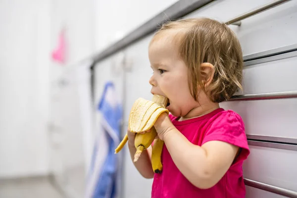 Una Pequeña Niña Caucásica Pequeño Niño Comiendo Plátano Espacio Copia — Foto de Stock