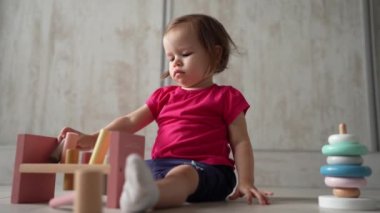 Küçük beyaz bir çocuk. Küçük beyaz bir kız. Çocukluğunda eğitici oyuncaklarla oynayan ve büyüyen erken gelişim konsepti.