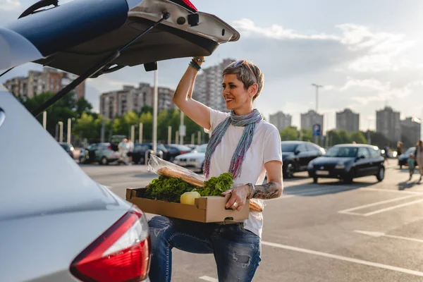 One Woman Mature Caucasian Female Standing Back Trunk Her Car — Fotografia de Stock