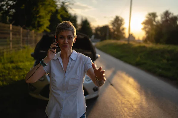 One Woman Mature Female Standing Road Evening Sunset Broken Vehicle — Stockfoto