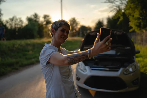 One Woman Mature Female Standing Road Evening Sunset Broken Vehicle — Fotografia de Stock
