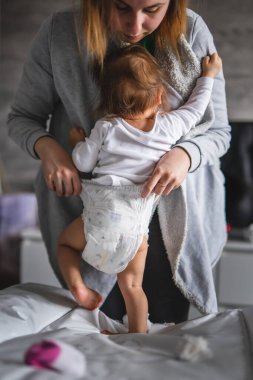 Kafkas bir bebek, gün içinde aydınlık odada yatağında dikilirken annesi üstünü değiştirirken gerçek insanlar büyür ve aile kavramını taklit eder.