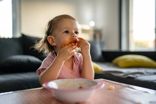 Een Meisje Klein Kaukasisch Peuter Vrouwelijk Kind Dochter Eten Alleen — Stockfoto