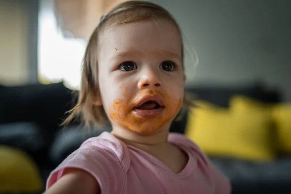 Een Meisje Klein Kaukasisch Peuter Vrouwelijk Kind Dochter Eten Alleen — Stockfoto