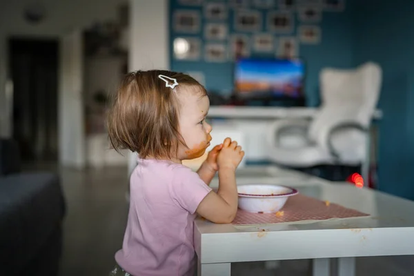 Een Meisje Klein Kaukasisch Peuter Vrouwelijk Kind Dochter Eten Alleen — Stockfoto