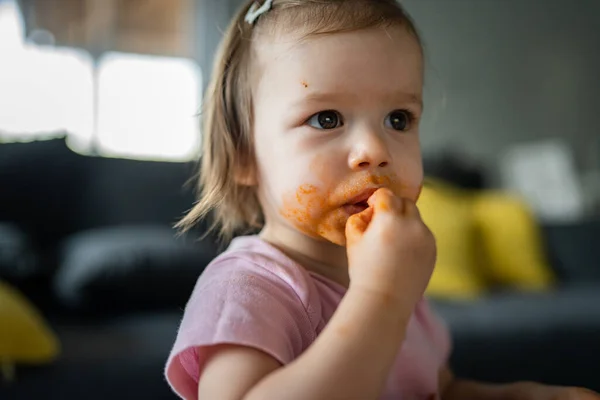 Een Meisje Klein Kaukasisch Peuter Vrouwelijk Kind Dochter Eten Alleen — Stockfoto