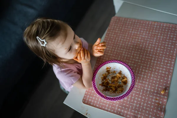 Uma Menina Pequena Criança Branca Criança Fêmea Filha Comer Sozinho — Fotografia de Stock