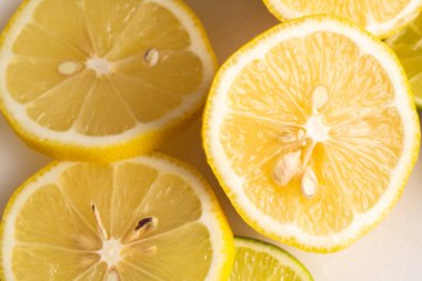 Tahtadaki limon dilimleri turunçgiller taze sağlıklı yaz konsepti