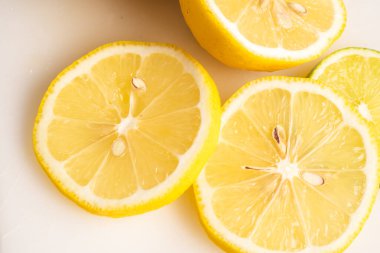 Tahtadaki limon dilimleri turunçgiller taze sağlıklı yaz konsepti