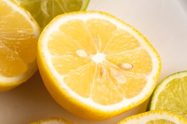 Tahtadaki limon dilimleri turunçgiller taze sağlıklı yaz konsepti