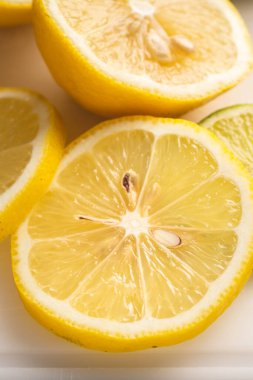 Tahtadaki limon dilimleri turunçgiller taze sağlıklı yaz konsepti