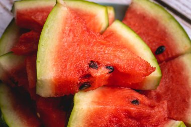 Taze olgun, sulu arka planda karpuz tam kare makro.