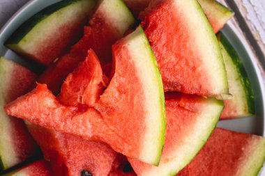 Taze olgun, sulu arka planda karpuz tam kare makro.