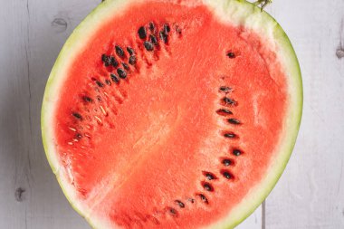 Ahşap masa arkaplanındaki karpuzun yarısı kopyalanmış.