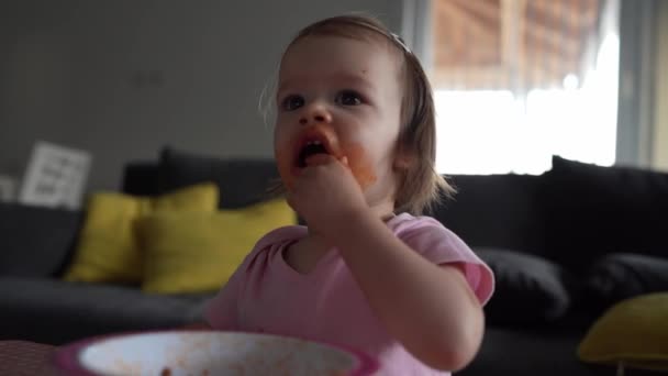 Una Niña Pequeña Niña Caucásica Hija Niña Comiendo Sola Mesa — Vídeos de Stock