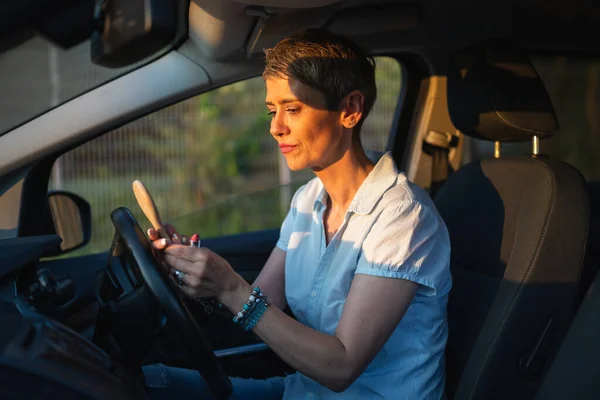 One Woman Mature Caucasian Female Businesswoman Sitting Car Putting Lipstick — ストック写真