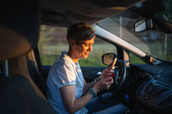 One Woman Mature Caucasian Female Businesswoman Sitting Car Putting Lipstick — 스톡 사진