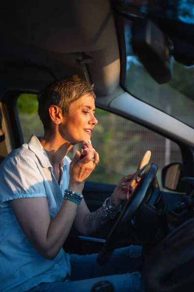 One Woman Mature Caucasian Female Businesswoman Sitting Car Putting Lipstick — Stok fotoğraf