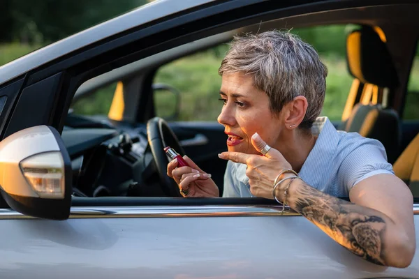 One Woman Mature Caucasian Female Businesswoman Sitting Car Putting Lipstick — 스톡 사진