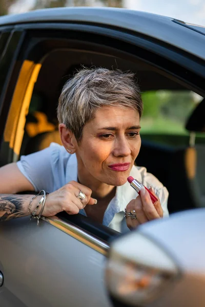 One Woman Mature Caucasian Female Businesswoman Sitting Car Putting Lipstick — 스톡 사진